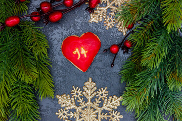 leckeres Plätzchen mit einer Zahl (14) auf dunklem weihnachtlichen Hintergrund