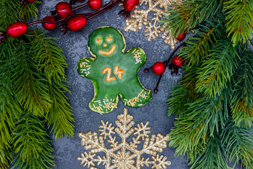 leckeres Plätzchen mit einer Zahl (24) auf dunklem weihnachtlichen Hintergrund