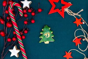 leckeres Plätzchen mit einer Zahl (13) auf weihnachtlichen dunklen Hintergrund