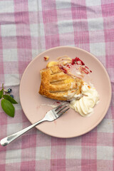 Vanille Pudding strudel mit Schlagsahne