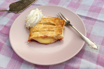 Vanille Pudding strudel mit Schlagsahne