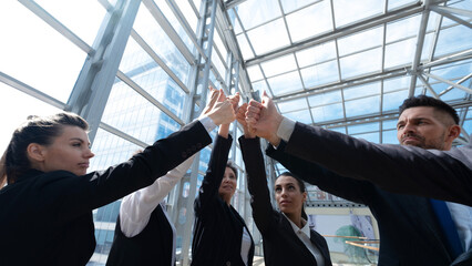 Obraz premium Happy business team giving a high fives