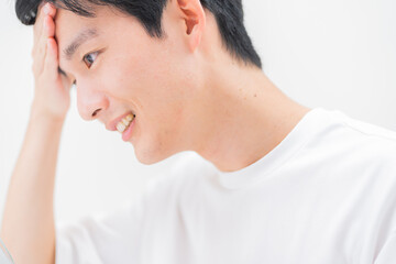 Fototapeta premium 鏡を見る若い爽やかな日本人男性