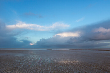 immense plage vide à marée basse