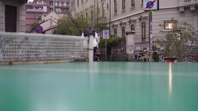 Milano strada, prospettiva tavolo da ping pong
