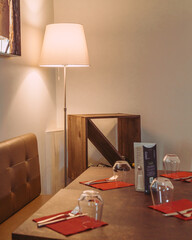 Une scène avec du mobilier dans un restaurant, lampe, chaise, table