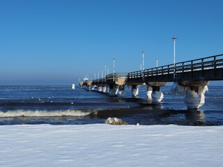 Fototapeta na wymiar Seebrücke Ahlbeck im Winter, Ostsee, Schnee
