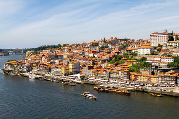 Fototapeta na wymiar Vista de la ciudad portuguesa de Oporto.