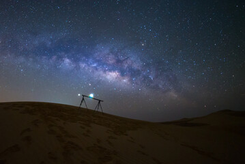 Camera op schuifregelaar die fotozandduinwoestijn maakt met Melkwegster van Abu Dhabi, VAE.