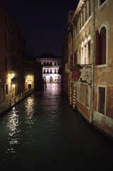 Fototapeta na wymiar Kanal in Venedig bei Nacht