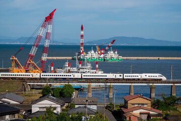 入り江の橋を渡る特急かもめ