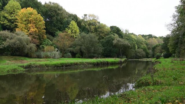 Paysage breton le long de la rivi&egrave;re du Guindy Bretagne - 4K