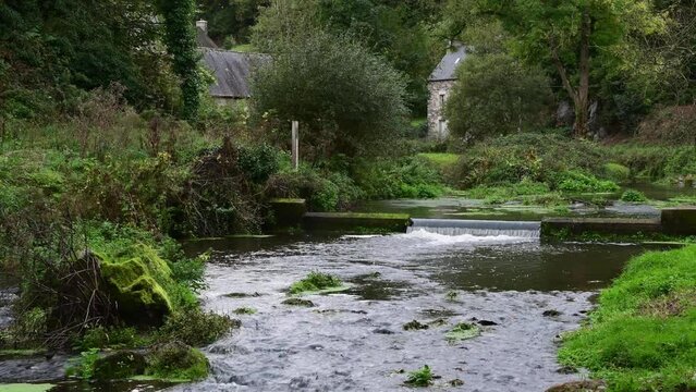Paysage breton le long de la rivi&egrave;re du Guindy Bretagne - 4K