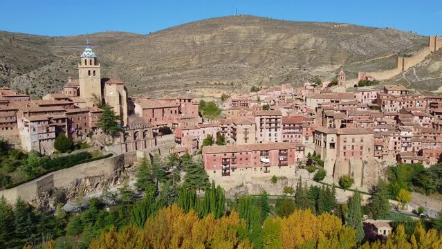 Views of Albarracin with its walls and its cathedral.