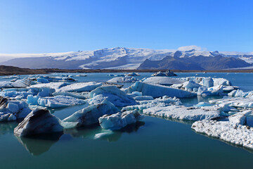 Fototapeta na wymiar Jokulsarlon - the ice lagoon in diamond beach, Vatnajokull National Park, Iceland