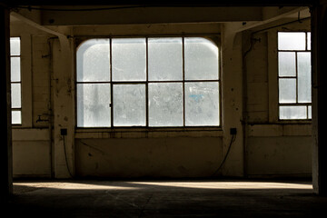 Intérieur d'un vieux hangar désaffecté