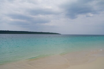Fototapeta premium Calm sea and cloudy sky at Yonaha Beach in Miyakojima