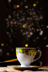 Sirviendo el te en taza de ceramica en navidad