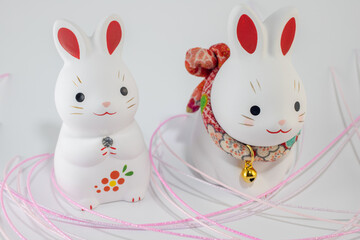 年賀状素材　可愛いウサギの置物と水引