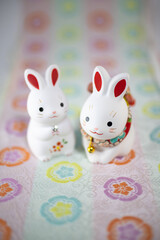 年賀状素材　ウサギの置物と和柄の敷物