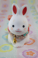 年賀状素材　ウサギの置物と和柄の敷物