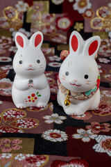 年賀状素材　ウサギの置物と和柄の敷物