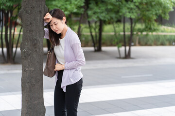 頭痛　腹痛　女性