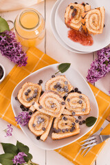 Swiss roll cake con chocolate chips.