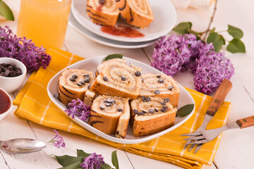 Swiss roll cake con chocolate chips.