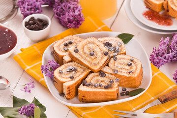 Swiss roll cake con chocolate chips.