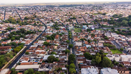 Vista aérea de uma cidade a 500mts de altura em um fim de tarde qualquer