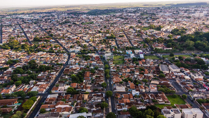 Vista aérea de uma cidade a 500mts de altura em um fim de tarde qualquer