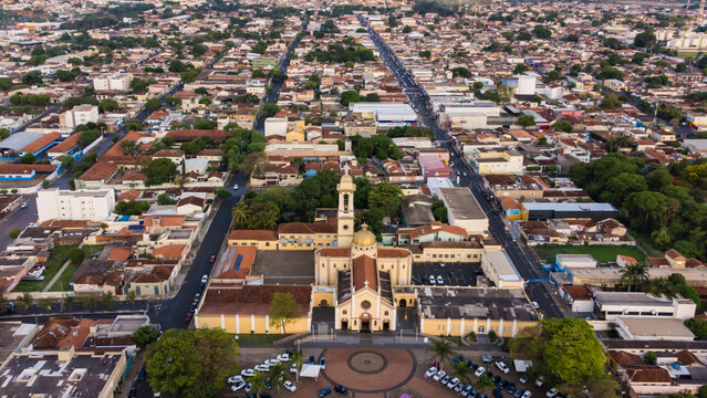 Igreja da Abadia, em Uberaba, Minas Gerais, Brasil, em uma tarde de missa com toda a pra&ccedil;a lotada de carros