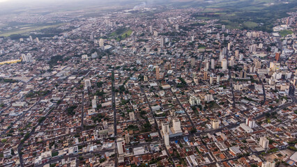 Vista aérea de uma cidade a 500mts de altura em um fim de tarde qualquer