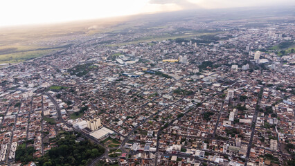 Fototapeta na wymiar Vista aérea de uma cidade a 500mts de altura em um fim de tarde qualquer