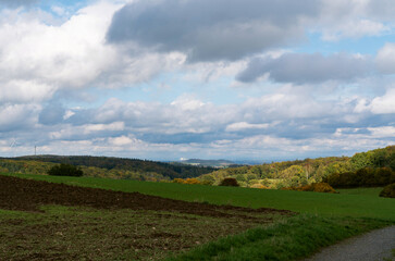 Fototapeta na wymiar Blick von Neutsch im nördlichen Odenwald auf Kohlekraftwerk Staudinger 