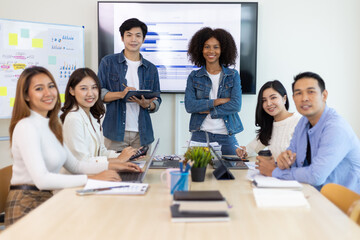 Obraz premium Startup business meeting young entrepreneurs. Diverse colleagues meeting and Teamwork of people in a business organization.