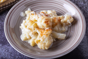 Baked cauliflower with bechamel, a light and tasty vegan appetizer idea