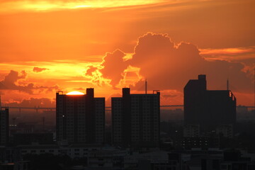 Fototapeta premium orange golden sunset clear sky background with town city view 