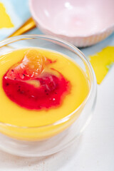Vanillepudding mit Himbeersauce