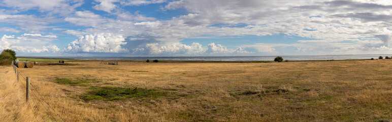 Fototapeta na wymiar Blick auf das Wattenmeer bei Morsum, im Hintergrund erkennt man die Windräder auf dem Festland