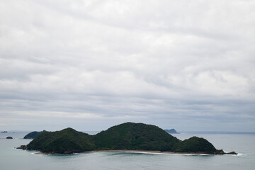 Fototapeta na wymiar 海に浮かぶ島