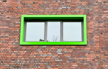grüner Architektur-Akzent an einem Fenster