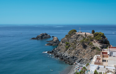 Peñones de san Cristóbal bañados por las aguas del mar Mediterráneo en la villa de Almuñécar, España
