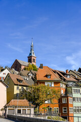 Obraz premium Laufenburg, Laufenburg Baden, Altstadt, Heilig Geist, Kirche, Laufenbrücke, Rhein, Rheinuferweg, Altstadthäuser, Herbst, Herbstsonne, Herbstfarben, Baden-Württemberg, Deutschland