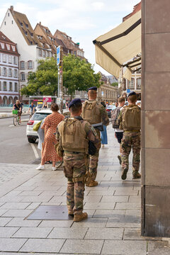Bewaffnete Einsatzkr&auml;fte f&uuml;r die Sicherheit und Terrorabwehr in der Stadt Stra&szlig;burg, dem Sitz des Europ&auml;ischen Parlaments in Frankreich