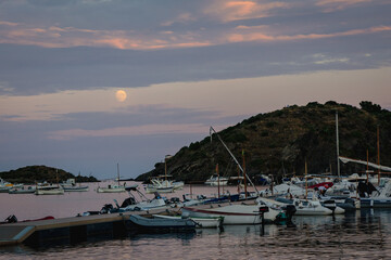 Fototapeta na wymiar boats in the bay with the moon