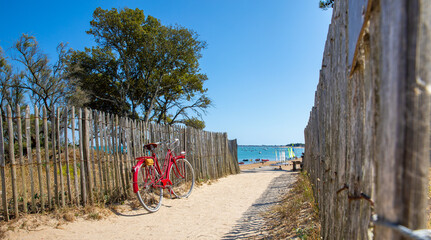 Paysage de bord de mer et vieux vélo rouge sur les plages de France.