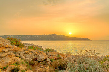 Lever de soleil sur le Cap Ferrat depuis le cap de Nice sur la C&ocirc;te d'Azur