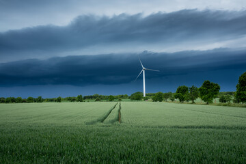 Dunkle Gewitterwolken mit einem Windrad